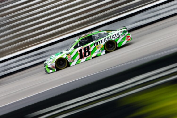 Kyle Busch outduels Harvick in Texas