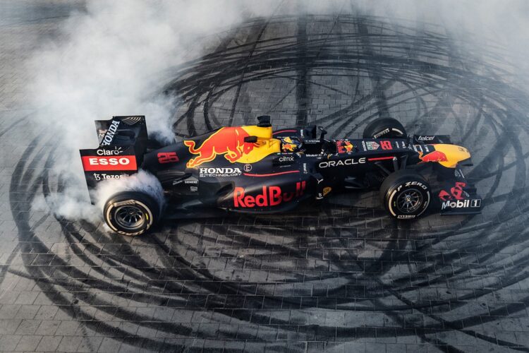 F1: Red Bull F1 car burns up the tarmac in Dublin