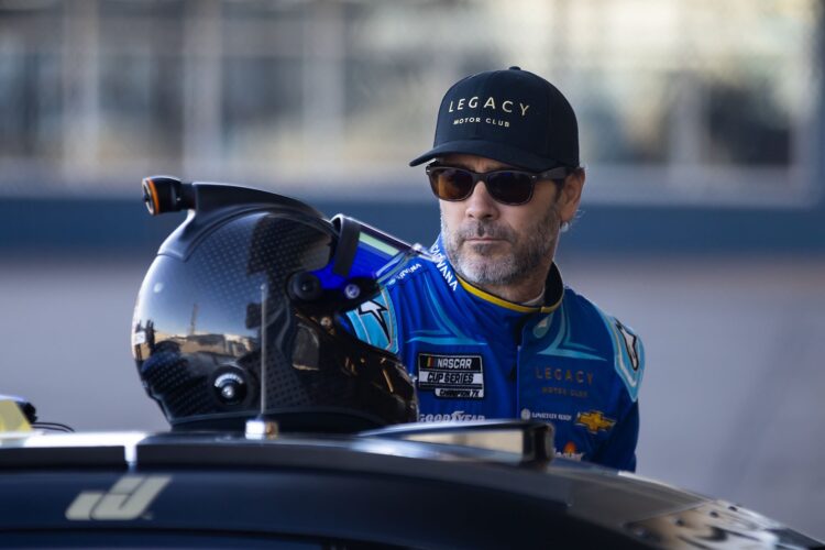 NASCAR: Jimmie Johnson back in Cup car at Phoenix