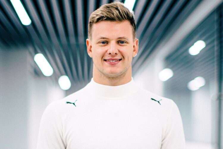 F1 News: Schumacher admits clinging to F1 dream ‘too tightly’