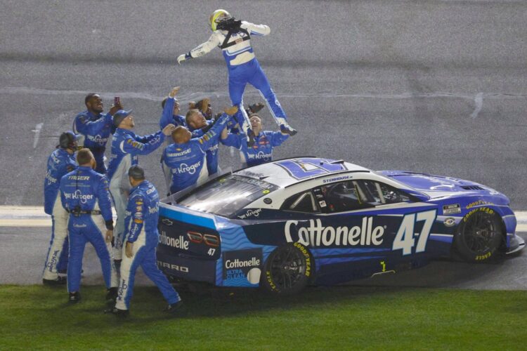 NASCAR: Stenhouse Jr. wins Daytona 500 crashfest