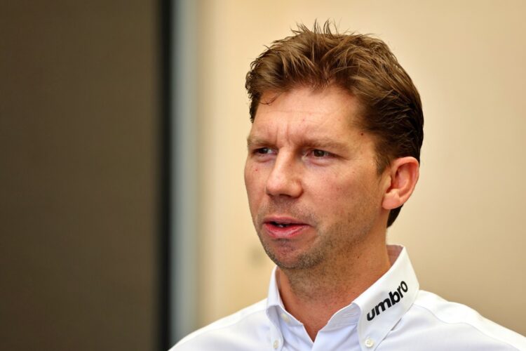F1: Vowles banned from poaching Mercedes staff