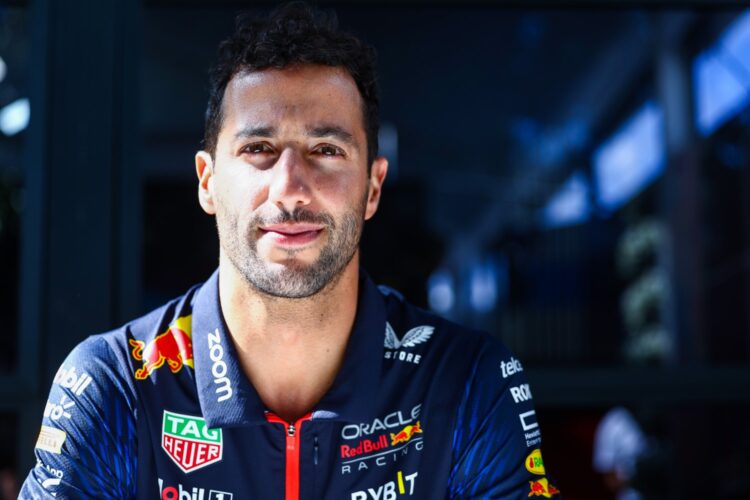 F1: Ricciardo offered track time