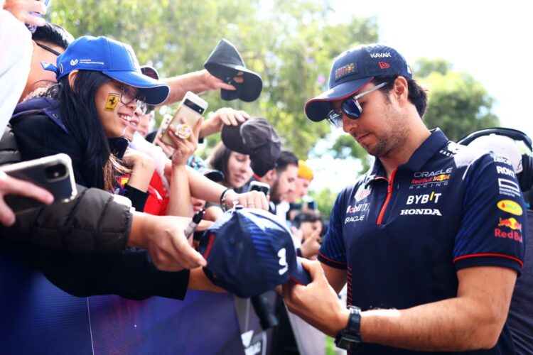 F1: Fans flock to Albert Park Thursday