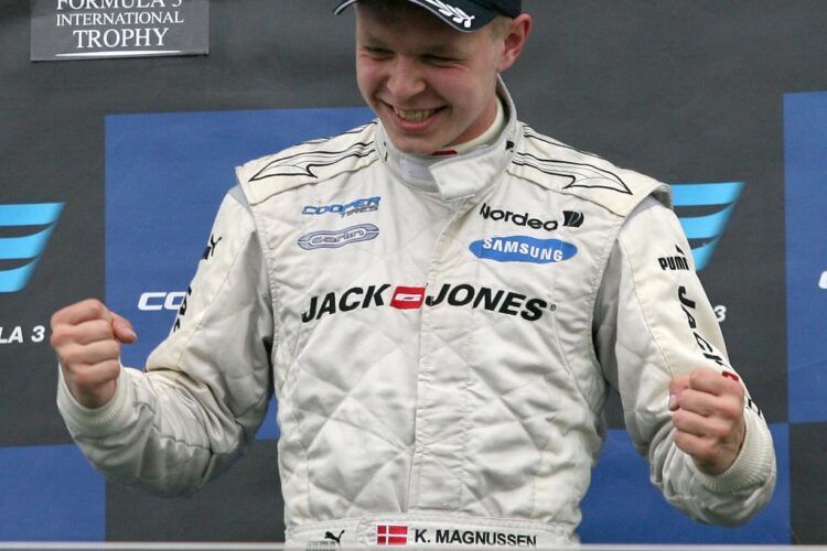 Magnussen stays with Carlin for FR3.5