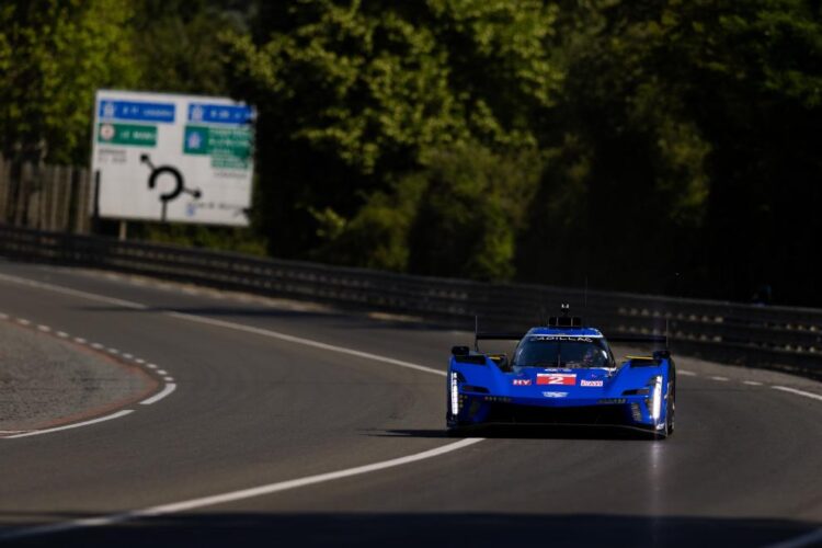 Le Mans Hour 2: Cadillac leads from Porsche