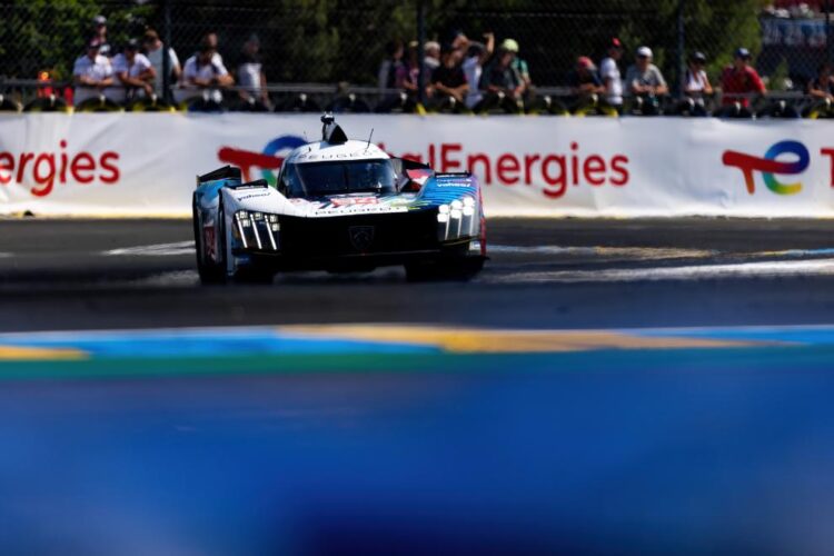 Le Mans Hour 9: Peugeot leads Toyota