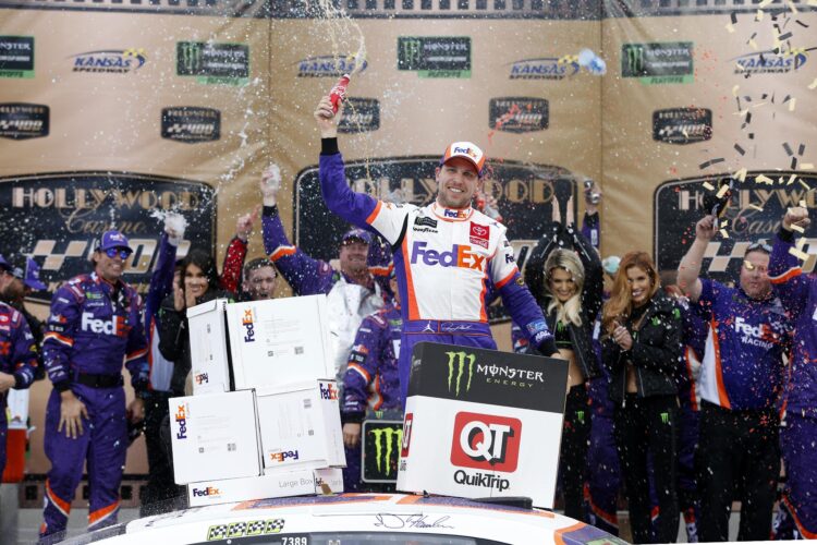 Hamlin holds off Elliott to win in Kansas