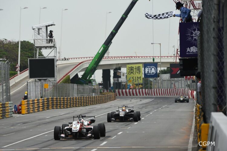 Rosenqvist wins Macau GP from pole